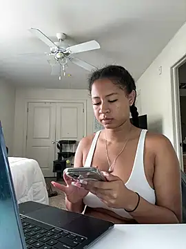 Snapshot of VanessaBling chatting on 06/27/26, 02:45 VanessaBling online show from 06/27/26, 02:45
