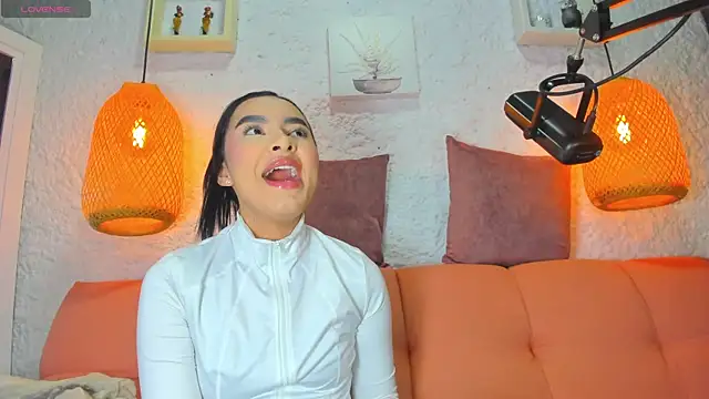 Snapshot of emiily_s chatting on 09/11/25, 12:05 emiily s online show from 09/11/25, 12:05