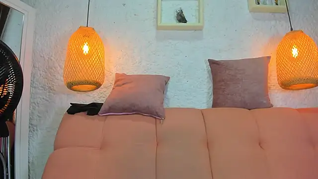 Snapshot of emiily_s chatting on 12/03/25, 12:04 emiily s online show from 12/03/25, 12:04