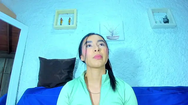 Snapshot of emiily_s chatting on 03/11/25, 12:06 emiily s online show from 03/11/25, 12:06