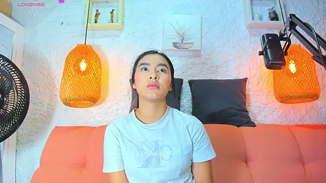 Snapshot of emiily_s chatting on 10/06/25, 12:06 emiily s online show from 10/06/25, 12:06