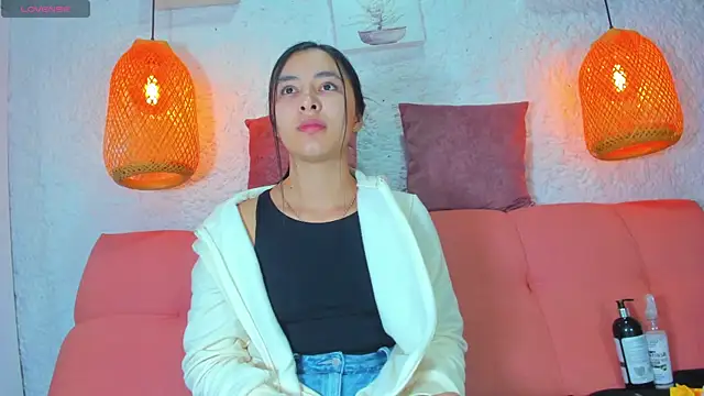 Snapshot of emiily_s chatting on 10/17/25, 12:07 emiily s online show from 10/17/25, 12:07