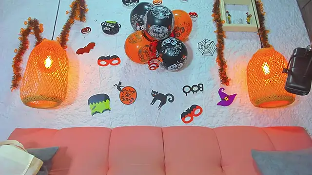 Snapshot of emiily_s chatting on 10/29/25, 12:04 emiily s online show from 10/29/25, 12:04