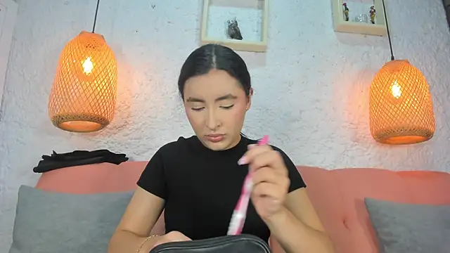 Snapshot of emiily_s chatting on 12/18/25, 12:09 emiily s online show from 12/18/25, 12:09