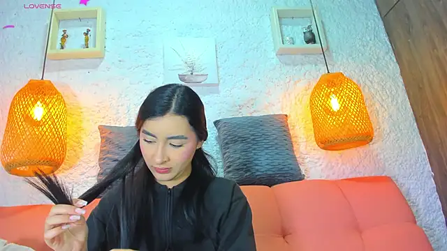 Snapshot of emiily_s chatting on 09/15/25, 12:05 emiily s online show from 09/15/25, 12:05