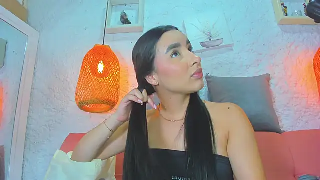 Snapshot of emiily_s chatting on 10/25/25, 12:04 emiily s online show from 10/25/25, 12:04