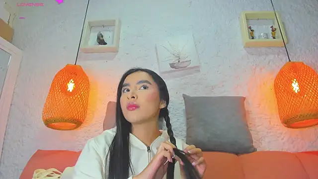 Snapshot of emiily_s chatting on 10/22/25, 12:04 emiily s online show from 10/22/25, 12:04