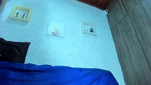 Snapshot of emiily_s chatting on 03/18/25, 12:06 emiily s online show from 03/18/25, 12:06