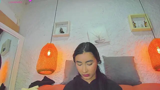 Snapshot of emiily_s chatting on 10/23/25, 12:04 emiily s online show from 10/23/25, 12:04