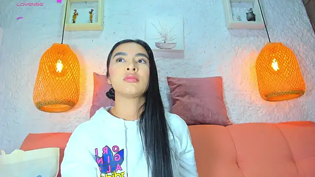 Snapshot of emiily_s chatting on 10/03/25, 12:06 emiily s online show from 10/03/25, 12:06