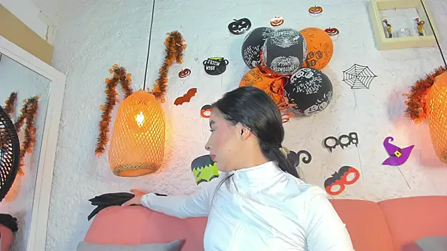 Snapshot of emiily_s chatting on 10/31/25, 12:02 emiily s online show from 10/31/25, 12:02