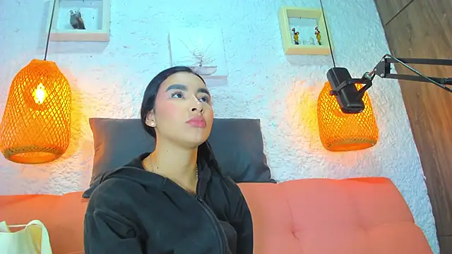 Snapshot of emiily_s chatting on 10/11/25, 12:06 emiily s online show from 10/11/25, 12:06