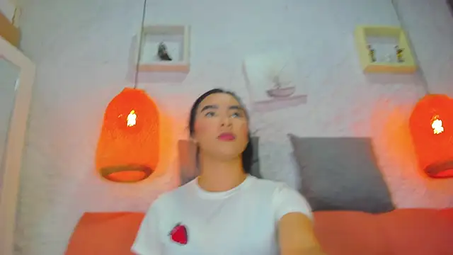 Snapshot of emiily_s chatting on 10/24/25, 12:04 emiily s online show from 10/24/25, 12:04