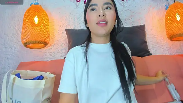 Snapshot of emiily_s chatting on 10/07/25, 12:06 emiily s online show from 10/07/25, 12:06