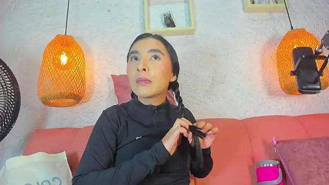 Snapshot of emiily_s chatting on 11/10/25, 12:10 emiily s online show from 11/10/25, 12:10