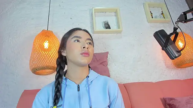 Snapshot of emiily_s chatting on 11/13/25, 12:09 emiily s online show from 11/13/25, 12:09