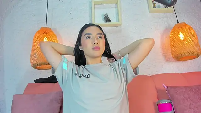 Snapshot of emiily_s chatting on 11/19/25, 12:05 emiily s online show from 11/19/25, 12:05