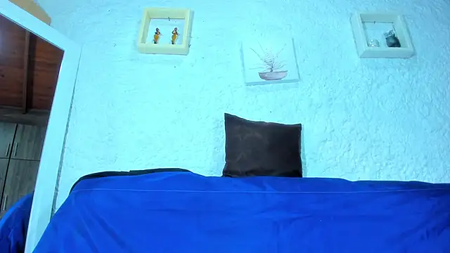 Snapshot of emiily_s chatting on 03/08/25, 12:09 emiily s online show from 03/08/25, 12:09