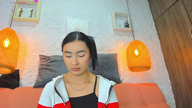 Snapshot of emiily_s chatting on 09/17/25, 12:07 emiily s online show from 09/17/25, 12:07