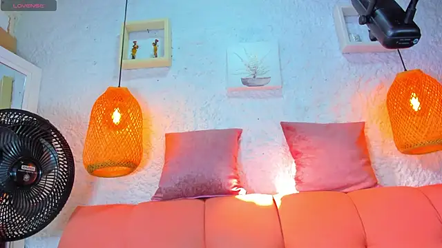 Snapshot of emiily_s chatting on 09/29/25, 12:11 emiily s online show from 09/29/25, 12:11