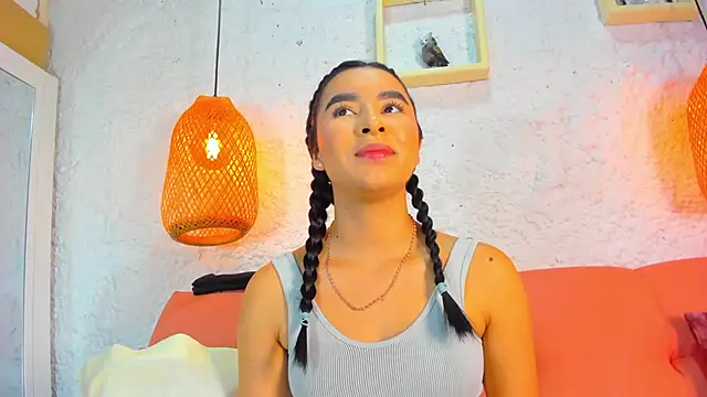 Snapshot of emiily_s chatting on 11/25/25, 12:05 emiily s online show from 11/25/25, 12:05