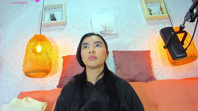 Snapshot of emiily_s chatting on 10/15/25, 12:02 emiily s online show from 10/15/25, 12:02