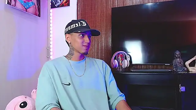 Liam lee online show from 11/25/25, 02:39