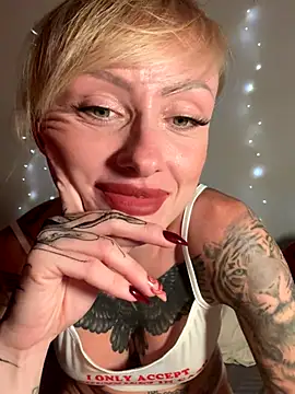 haileyhope  online show from 11/08/25, 11:30