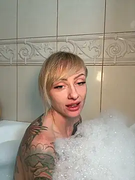 haileyhope  online show from 12/03/25, 09:25