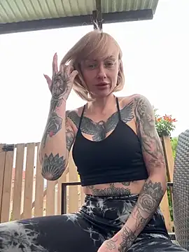 haileyhope  online show from 04/15/26, 10:43