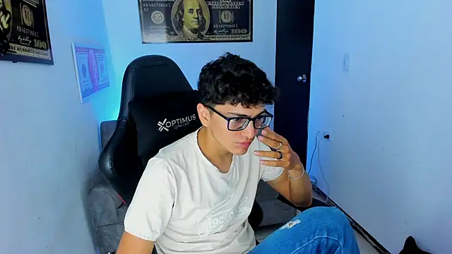 Snapshot of TylerWhite_ chatting on 03/01/25, 02:48 TylerWhite online show from 03/01/25, 02:48