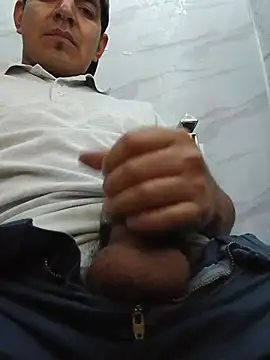 Snapshot of latino17 chatting on 11/28/25, 06:24 latino17 online show from 11/28/25, 06:24