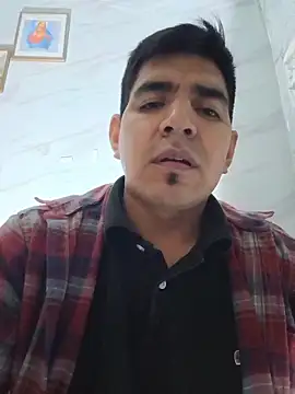 Snapshot of latino17 chatting on 11/16/25, 07:24 latino17 online show from 11/16/25, 07:24