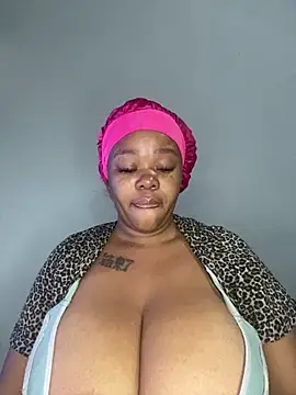 Snapshot of Mandy-101 chatting on 10/28/25, 05:08 Mandy-101 online show from 10/28/25, 05:08