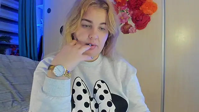 CoraSwon online show from 10/28/25, 09:25