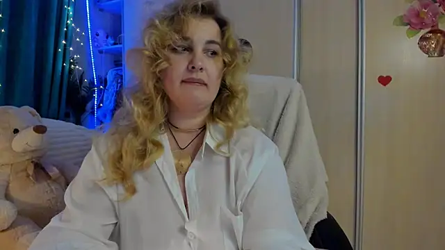 CoraSwon online show from 03/18/26, 06:09