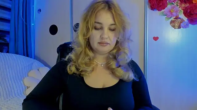 CoraSwon online show from 11/26/25, 07:36