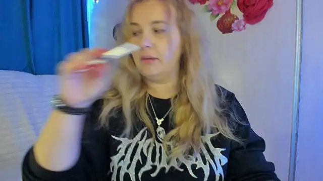 CoraSwon online show from 10/02/25, 06:39