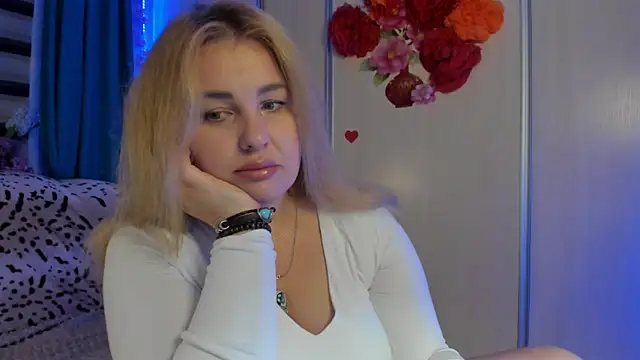 CoraSwon online show from 10/07/25, 05:58