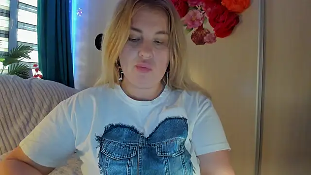 CoraSwon online show from 10/20/25, 07:53