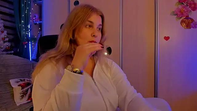 Snapshot of CoraSwon chatting on 12/22/25, 09:15 CoraSwon online show from 12/22/25, 09:15