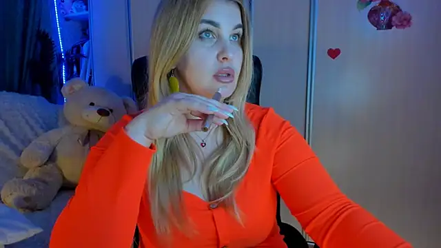 CoraSwon online show from 04/10/26, 05:42