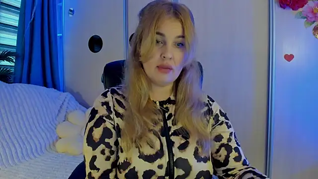 CoraSwon online show from 11/19/25, 07:08