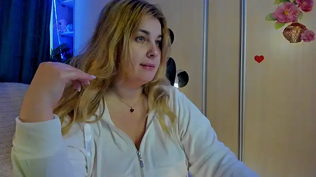 CoraSwon online show from 04/14/26, 07:24