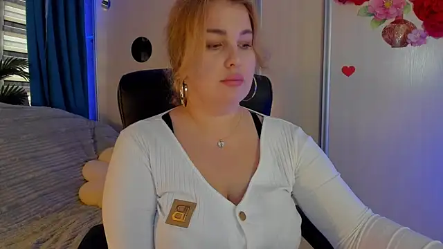 CoraSwon online show from 12/04/25, 12:48