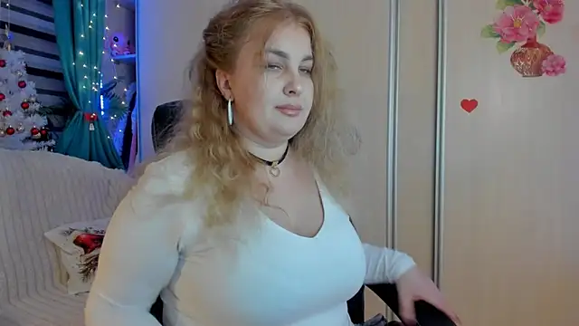 CoraSwon online show from 12/20/25, 06:22