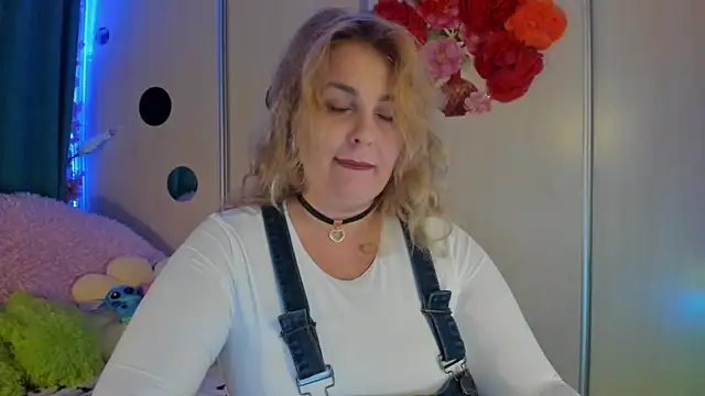 CoraSwon online show from 09/15/25, 06:52