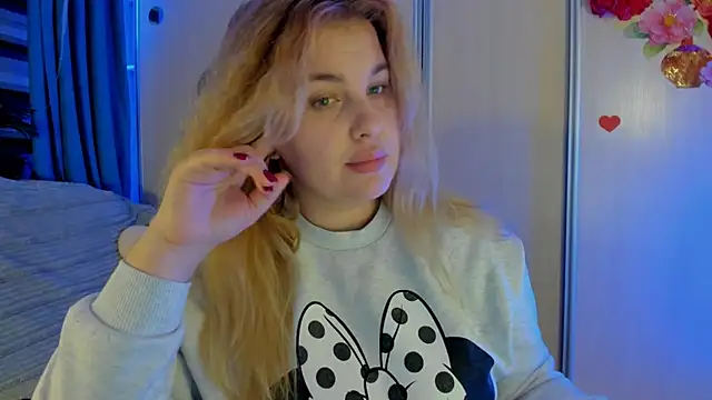 CoraSwon online show from 12/03/25, 07:13