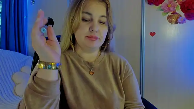 CoraSwon online show from 11/25/25, 06:14