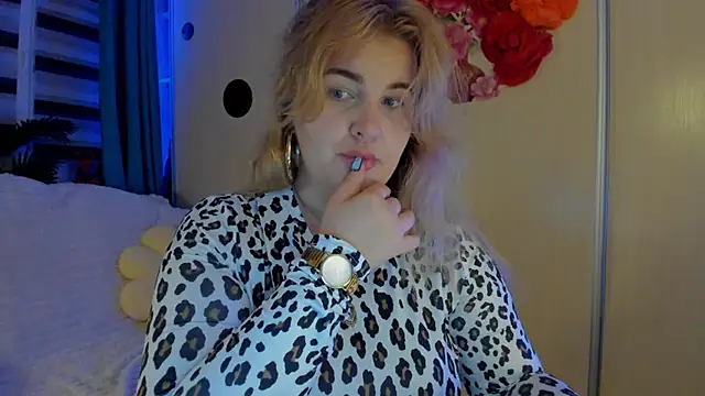 CoraSwon online show from 10/31/25, 01:13